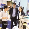 Empresas vietnamitas presentan productos a sus socios en la Semana de Conexión Comercial y Exhibición de Productos de 2025 para las Industrias de Tecnología Mecánica, Eléctrica y Digital (Foto: VNA).