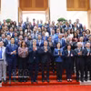 El primer ministro vietnamita, Le Minh Hung, y delegados. (Fuente: VNA)