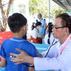 Médicos realizan exámenes de salud a niños en la comuna de Tru Van Tho, Ciudad Ho Chi Minh. (Fuente: VNA)