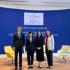 Le Duc Hanh, Cónsul General de Vietnam en Hong Kong (segundo desde la izquierda) y delegados asistentes al taller. (Foto: VNA)