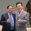 El primer ministro vietnamita, Pham Minh Chinh, y el presidente sudcoreano, Lee Jae Myung. (Fuente: VNA)