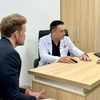 El paciente estadounidense D.F. y Do Lenh Hung, jefe del Departamento de Cirugía Plástica Uretral del Hospital Binh Dan (Foto: Hospital Binh Dan)