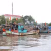 Los barcos fondean en el estuario de Ganh Hao (comuna de Ganh Hao, provincia de Ca Mau). (Foto: VNA)