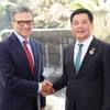El ministro de Industria y Comercio de Vietnam, Nguyen Hong Dien, sostiene una reunión de trabajo con el presidente y director ejecutivo del consejo empresarial de Canadá, Goldy Hyder. (Fuente: VNA)