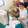 Los trabajadores sanitarios del centro de salud de la comuna de Nam Ke, en la provincia de Dien Bien, realizan exámenes médicos y brindan atención a los residentes locales. (Foto: VNA)