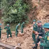 Oficiales y soldados del puesto fronterizo de Chieng On (Comando de la Guardia Fronteriza de la provincia de Sơn La) están recogiendo rocas para facilitar el paso seguro de personas y vehículos. (Foto: VNA)