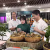 Visitantes prueban productos elaborados con ginseng Ngoc Linh y otras hierbas medicinales. (Fuente: VNA)