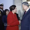 La gobernadora general de Nueva Zelanda, Dame Cindy Kiro, dio la bienvenida al secretario general del Partido Comunista y presidente de Vietnam, To Lam, para asistir a la exposición fotográfica de Fiona Pardington. (Fuente: VNA)