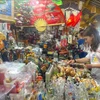 Los turistas extranjeros eligen productos artesanales como souvenirs cuando visitan Ciudad Ho Chi Minh. (Foto: VNA)