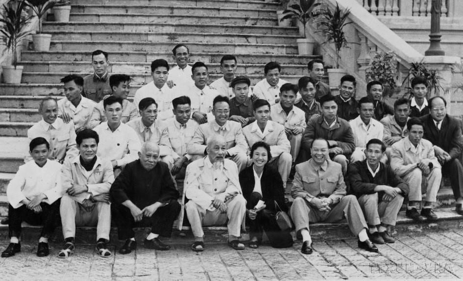 El Presidente Ho Chi Minh, el vicepresidente Ton Duc Thang y el camarada Truong Chinh posaron para una foto con el grupo de reporteros de prensa y agencias que cubrían el III Congreso Nacional del Partido (1960). Sentada entre el Presidente Ho Chi Minh y Truong Chinh está la periodista Huynh Thi Huong (reportera de la VNTTX), y el hombre con gafas detrás del Presidente es el periodista Le Ba Thuyen (subdirector de la VNTTX). Foto: Archivo VNA
