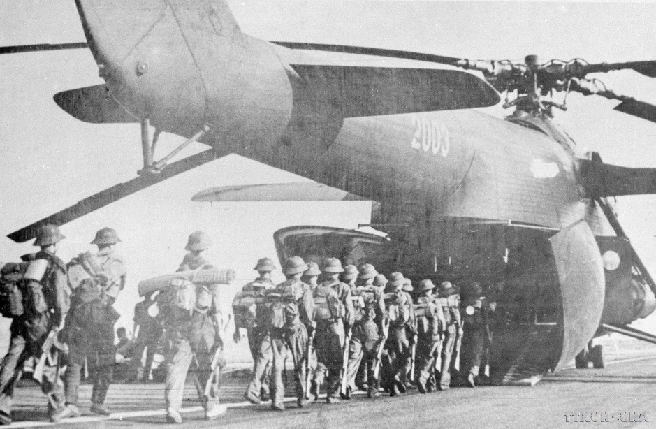 Los soldados se embarcan en aviones hacia el sur para participar en la Campaña Ho Chi Minh (abril de 1975). Foto: VNA