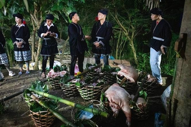 La familia del novio ofrece ofrendas que incluyen carne de cerdo, pasteles, licor, pollo y sal en la noche, inmediatamente después del traslado de la novia. Foto: VNA