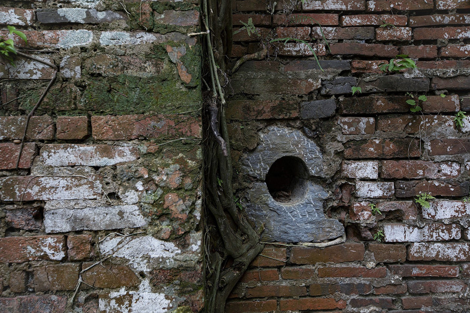 En el interior de los arcos de las dos puertas se hallan bloques de piedra con orificios redondos. Según los ancianos del lugar, estos bloques de piedra cuadrada perforada podrían haber servido para insertar los cerrojos que aseguraban las puertas de la ciudadela. Foto: Trong Dat – VNA