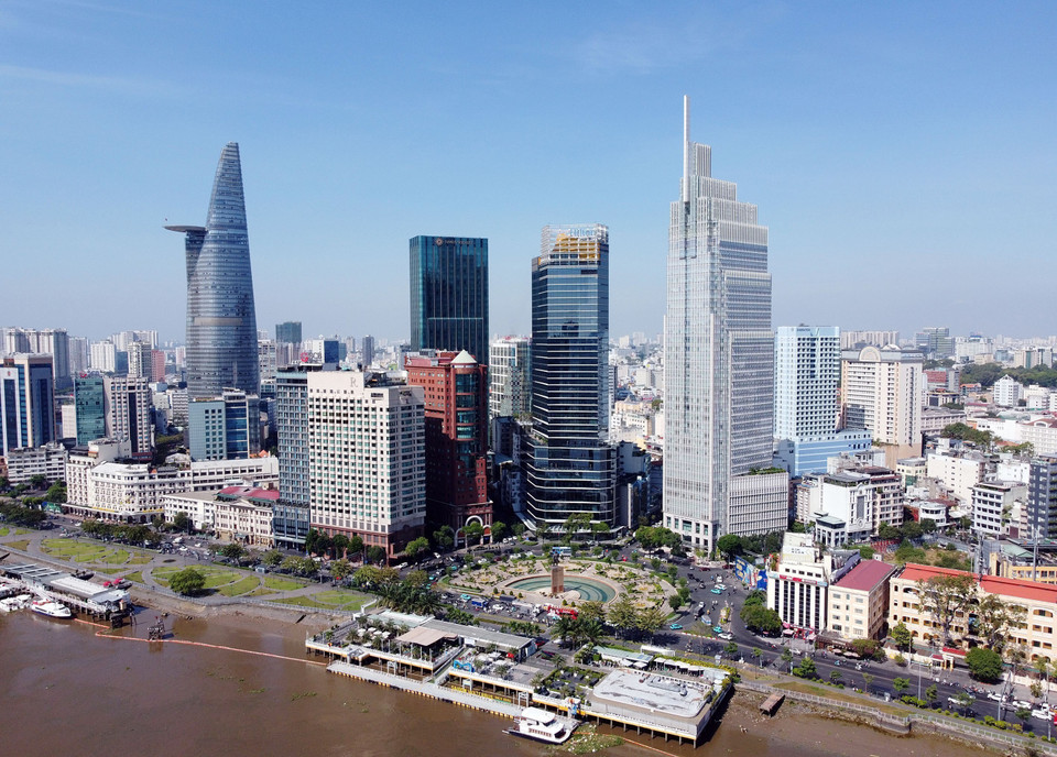 Se construyen numerosos edificios nuevos intercalados con zonas residenciales existentes, el monumento Tran Hung Dao (parque Me Linh, distrito 1) y el río Saigón. Foto: VNA