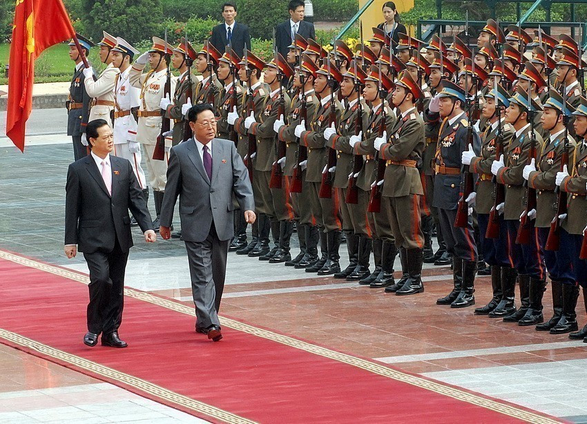 El primer ministro Nguyen Tan Dung presidió la ceremonia de bienvenida a su homólogo norcoreano, Kim Yong-il, en una visita oficial a Vietnam del 26 al 30 de octubre de 2007. Foto: Nhan Sang - VNA