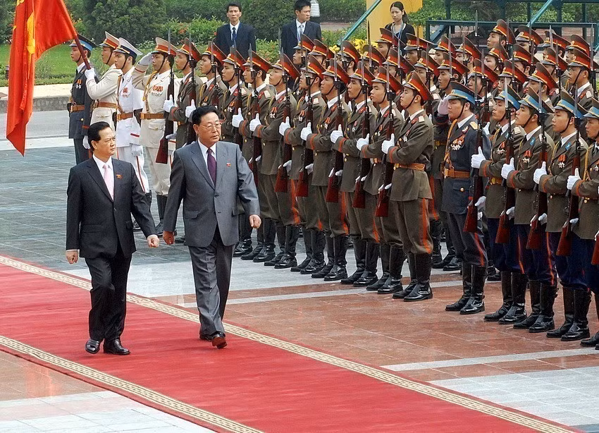 El primer ministro Nguyen Tan Dung presidió la ceremonia de bienvenida a su homólogo norcoreano, Kim Yong-il, en una visita oficial a Vietnam del 26 al 30 de octubre de 2007. Foto: Nhan Sang - VNA