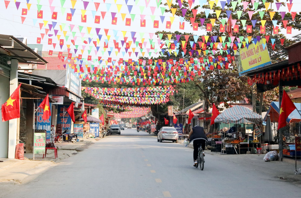 La aldea Dong But, comuna de Yen Binh, provincia de Lang Son, se engalana con banderas y flores para celebrar el XIV Congreso Nacional del Partido. Foto: Van Dat – VNA