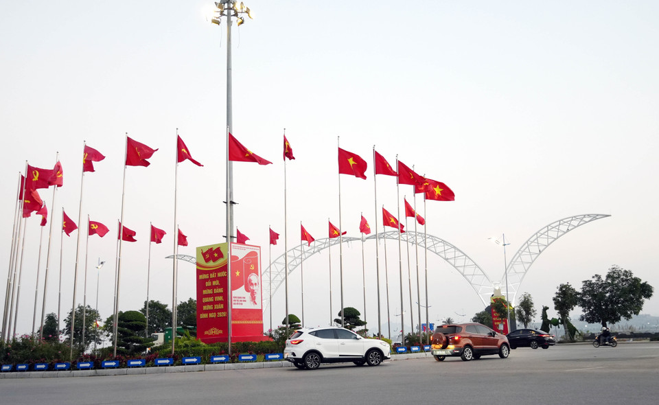 La provincia de Quang Ninh luce vistosamente banderas y flores para dar la bienvenida al XIV Congreso Nacional del Partido. Foto: Van Duc – VNA.