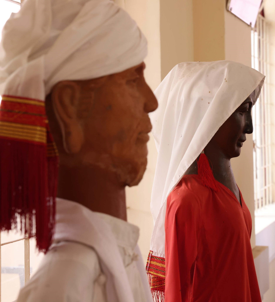 Muestras de productos expuestos en la Cooperativa de Tejido Cham My Nghiep, presentadas a los visitantes. Foto: VNA