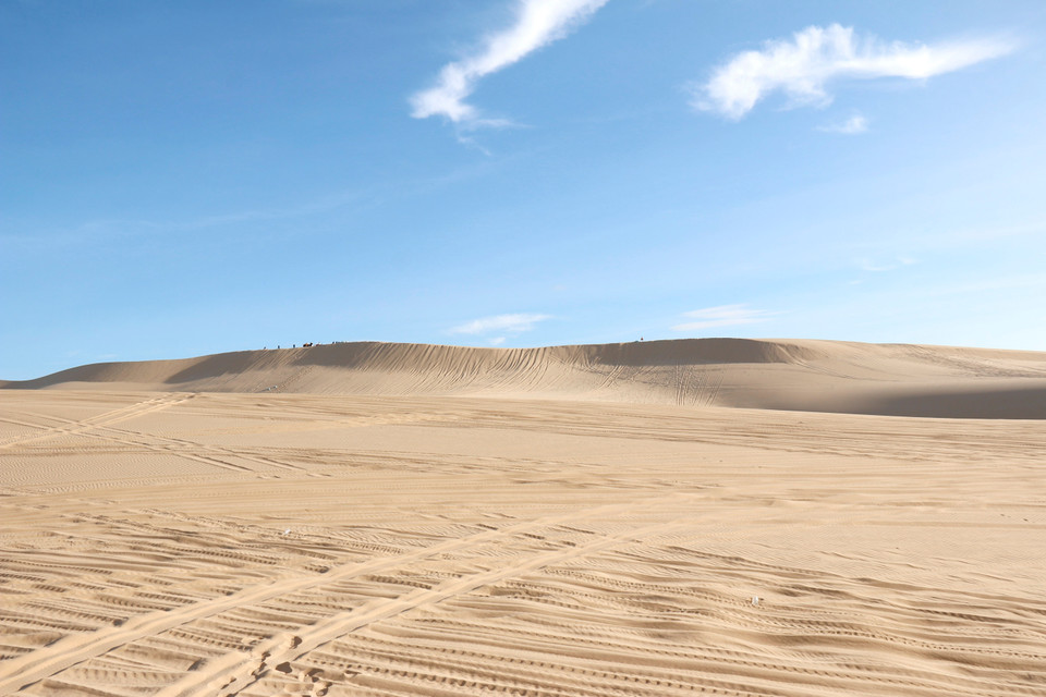 Las altas dunas de arena se extienden sin fin con formas únicas, lo que hace que Bau Trang sea comparado con el "pequeño desierto del Sahara" en Vietnam. Foto: VNA