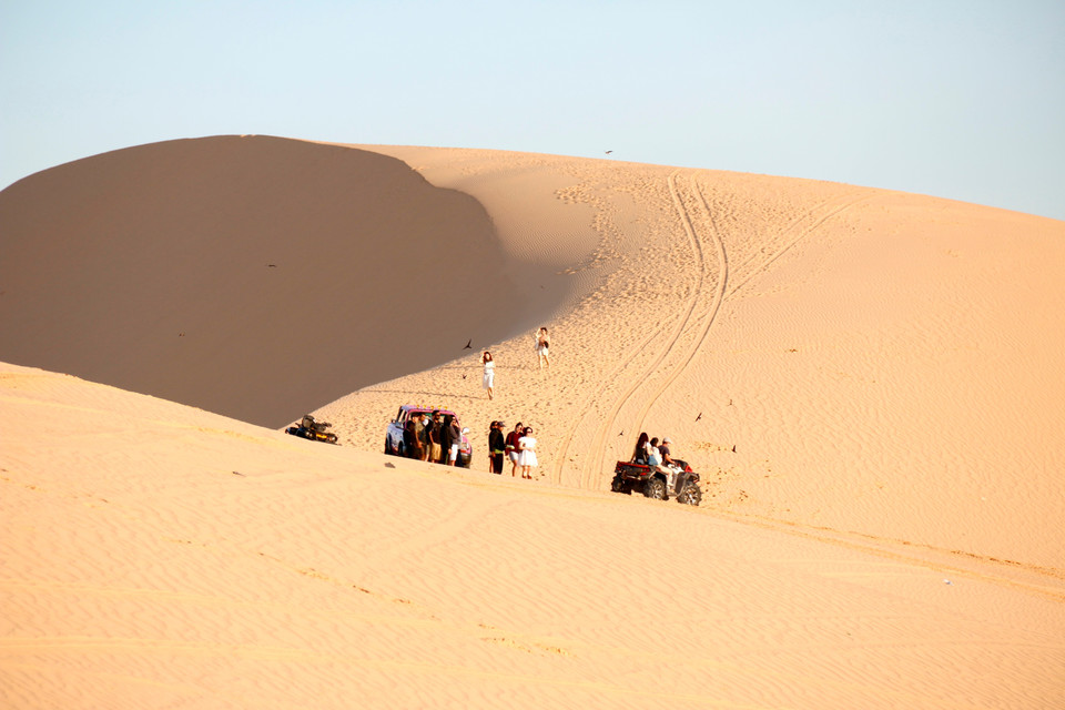 Las dunas, extendiéndose con formas únicas, cautivan a los turistas que visitan Bau Trang. Foto: VNA