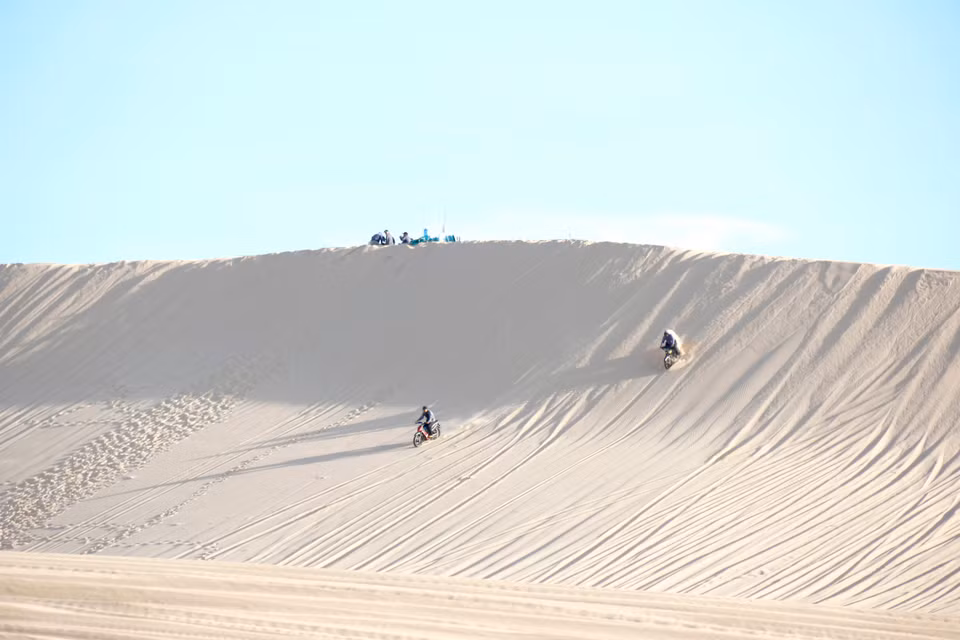 Los turistas disfrutan de juegos de aventura cruzando las dunas de Bau Trang. Foto: VNA