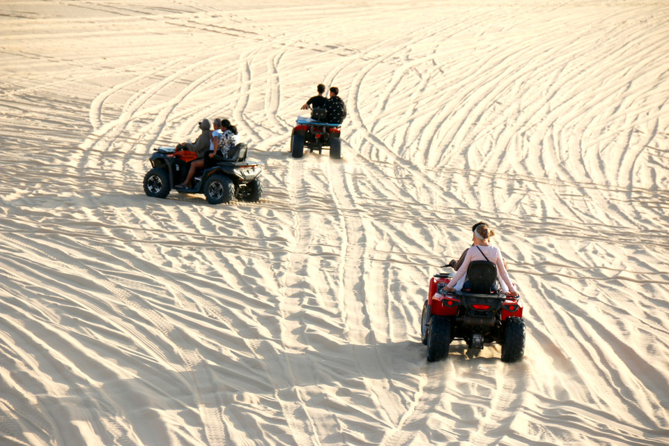 Los turistas disfrutan de recorrer las dunas en vehículos todoterreno. Foto: VNA