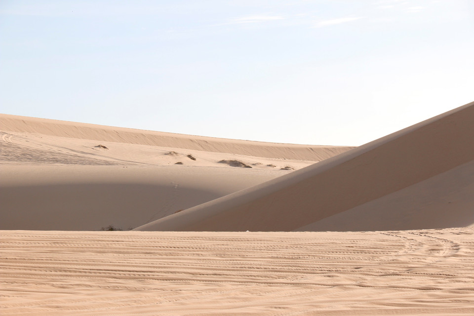 Las altas dunas de arena se extienden con formas únicas que cambian constantemente por la acción del viento, atrayendo a los visitantes a este lugar. Foto: VNA