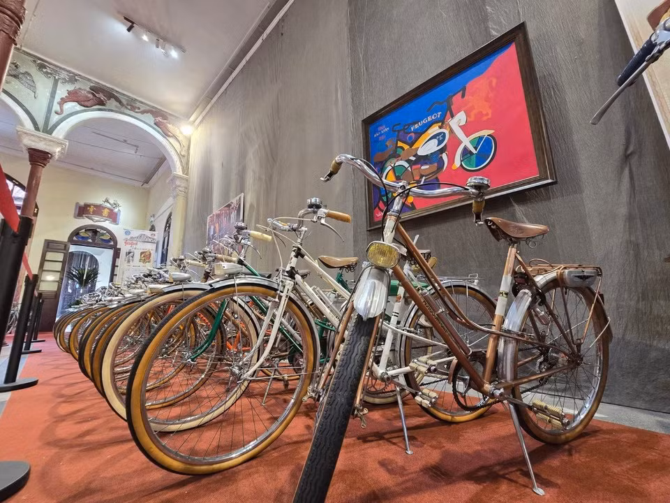 El antiguo salón para asambleas de Guangdong, hoy Centro de Cultura y Artes (22 calle de Hang Buom), exhibe la colección “Memorias de Hanoi”, con bicicletas y motocicletas Peugeot, así como máquinas de coser antiguas. (Foto: Minh Anh/Vietnam+)