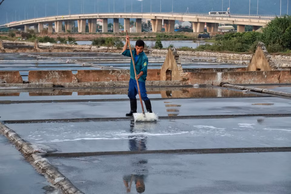 El proceso de nivelar los campos se realiza meticulosamente para garantizar la calidad de la sal cristalizada. Foto: VNA