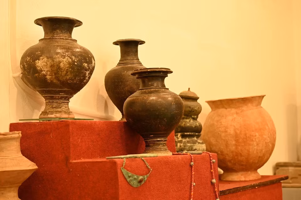 Antigüedades valiosas expuestas en el Museo. Foto: Hong Hieu – VNA