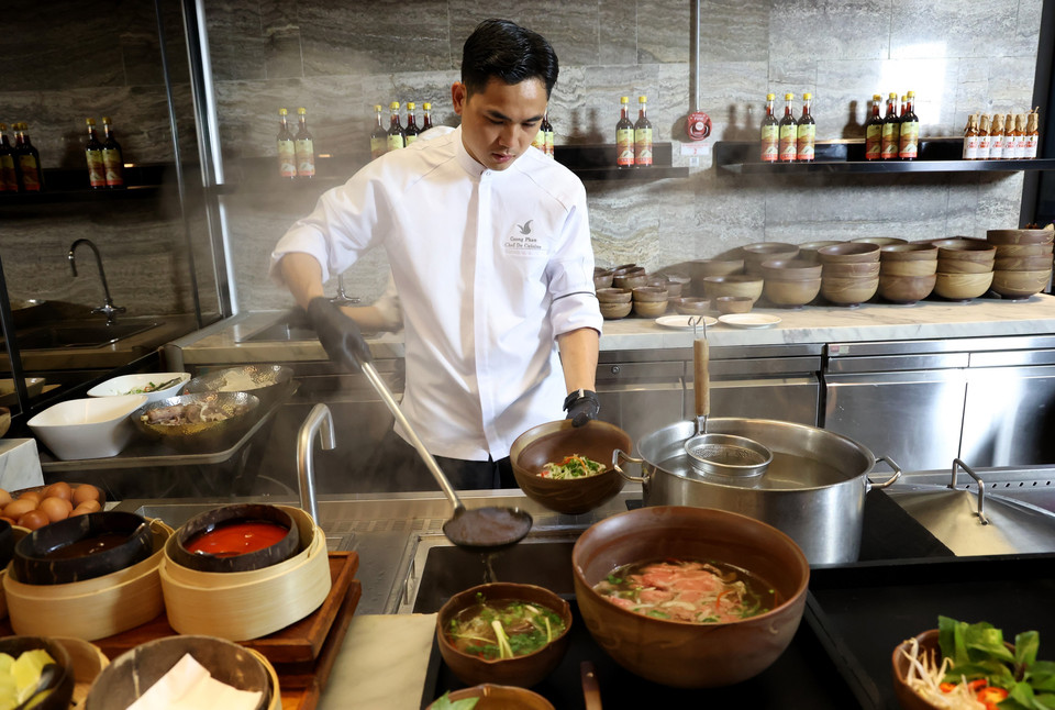 El chef prepara Pho choc troi (Pho Landmark81). Foto: VNA