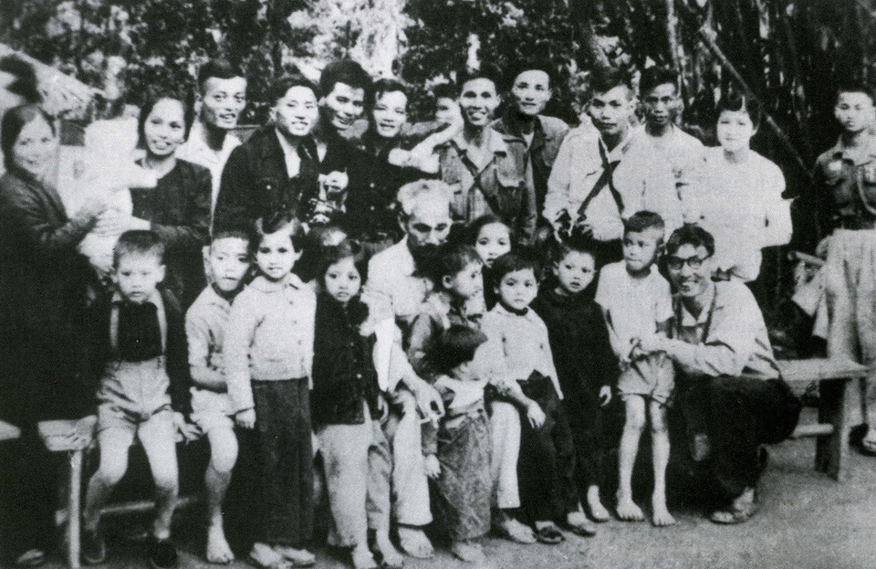 En 1952, el Presidente Ho Chi Minh visitó la sede de la VNTTX en Sơn Dương, provincia de Tuyen Quang, y aconsejó a los cuadros y reporteros: “Cuanto más rápido sea el flujo de noticias, más pronto llegará la victoria de la resistencia”. En la foto: el Presidente Ho Chi Minh con las familias de los empleados de la agencia durante la resistencia contra los franceses en Tuyen Quang (1952). Foto: Archivo de la VNA