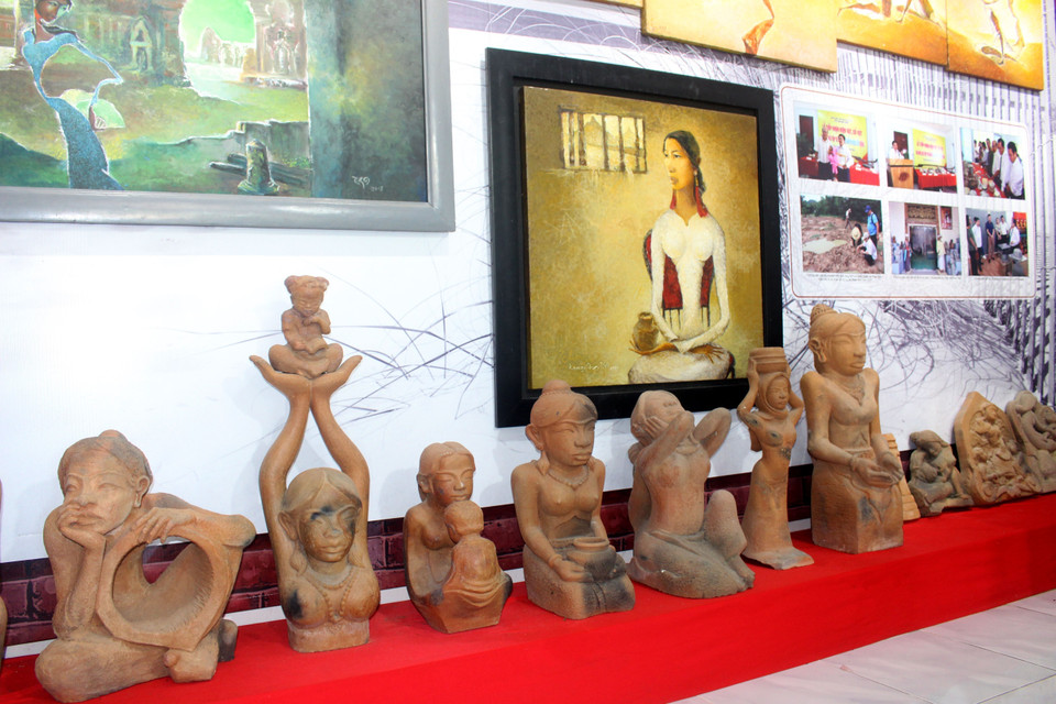 Esculturas de cerámica y porcelana expuestas en el Museo. Foto: Hong Hieu – VNA