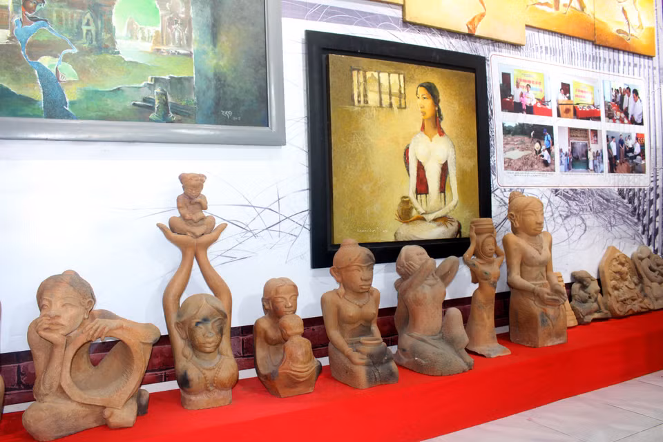 Esculturas de cerámica y porcelana expuestas en el Museo. Foto: Hong Hieu – VNA