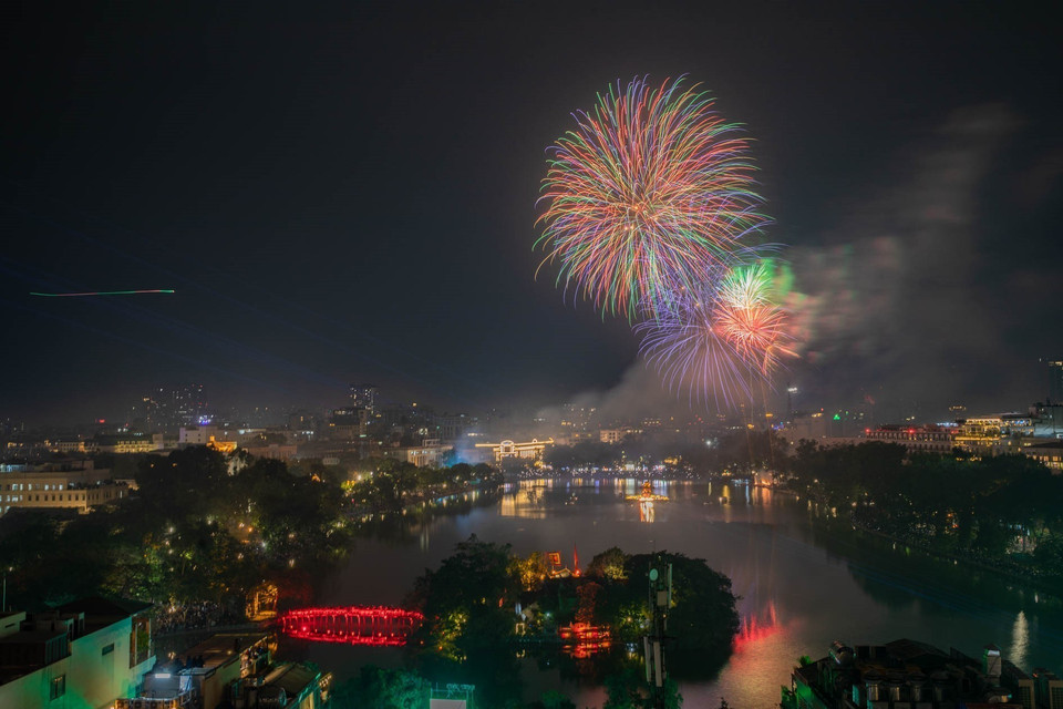 Los deslumbrantes fuegos artificiales en el momento de la transición del año viejo al nuevo en la zona del lago Hoan Kiem. Foto: VNA