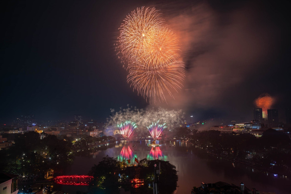 Los deslumbrantes fuegos artificiales en el momento de la transición del año viejo al nuevo en la zona del lago Hoan Kiem. Foto: VNA
