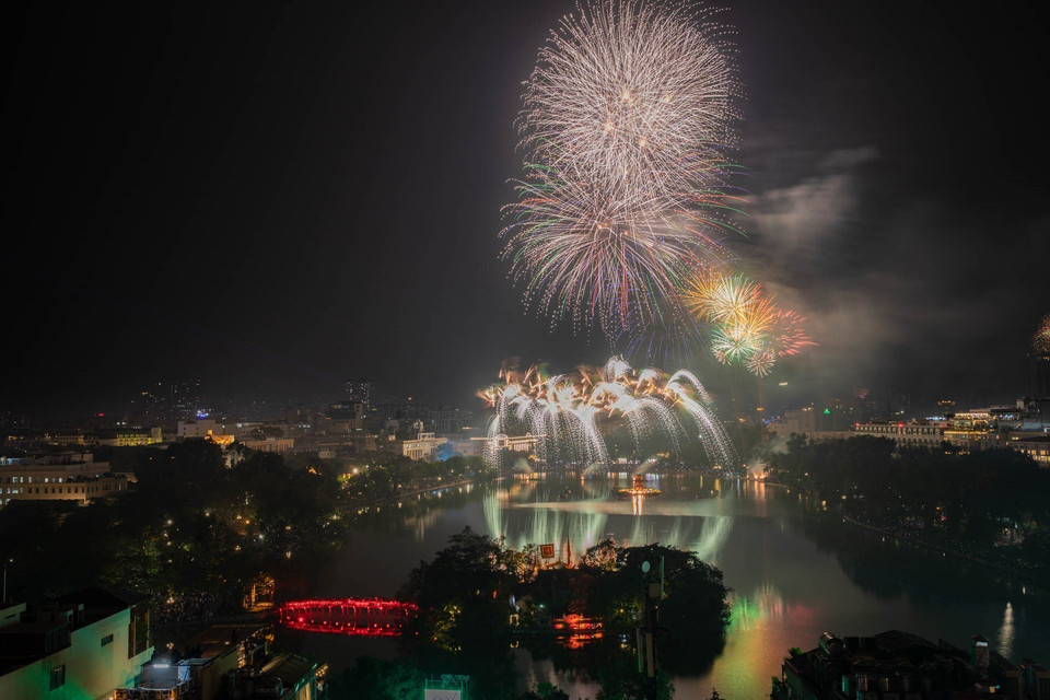 Los deslumbrantes fuegos artificiales en el momento de la transición del año viejo al nuevo en la zona del lago Hoan Kiem. Foto: VNA