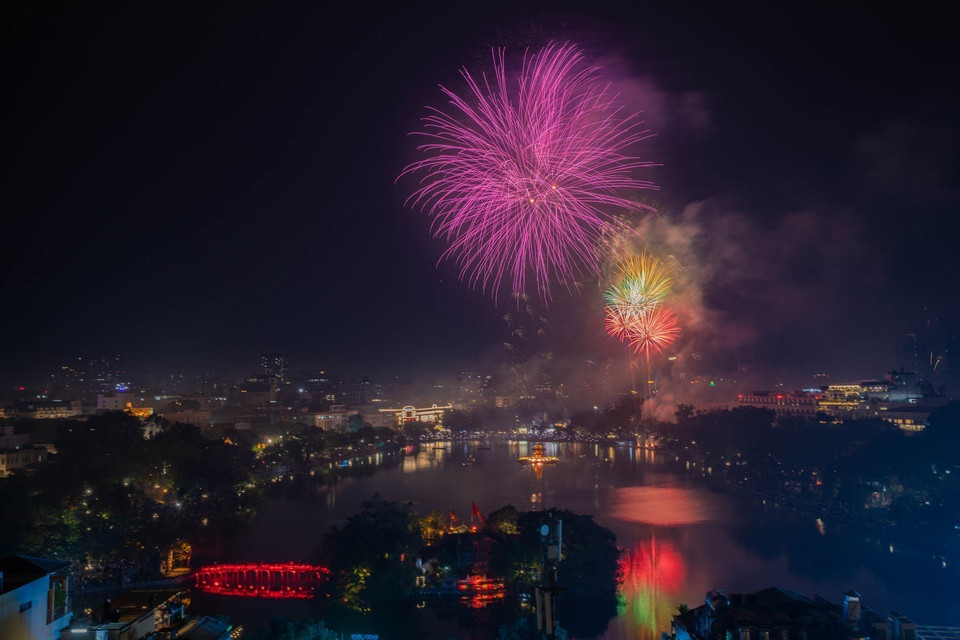 Los deslumbrantes fuegos artificiales en el momento de la transición del año viejo al nuevo en la zona del lago Hoan Kiem. Foto: VNA