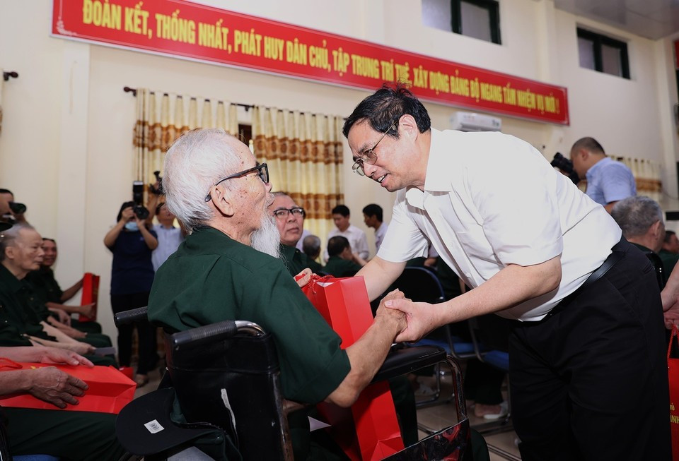 El primer ministro Pham Minh Chinh visitó y animó a los veteranos de guerra y pacientes del Centro, el 19 de julio de 2022. Foto: VNA
