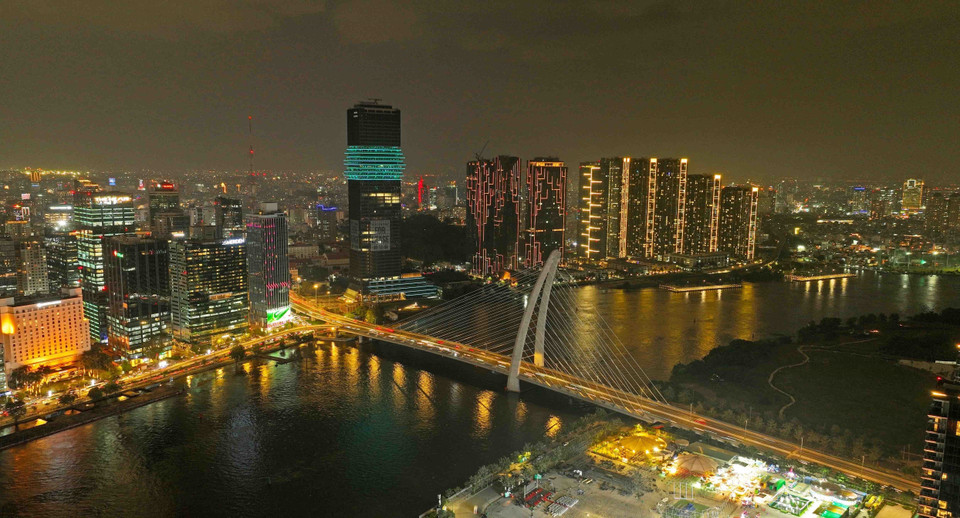 El puente Ba Son cruza el río Saigón, conectando el distrito 1 con la ciudad de Thu Duc. Foto: Vu Sinh - VNA