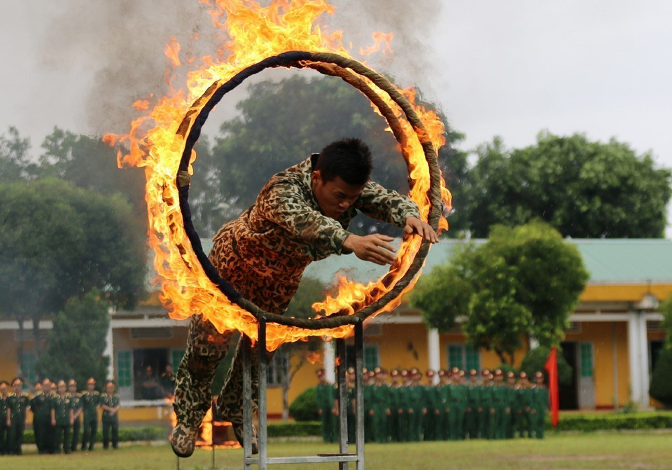 La Brigada 198 de las fuerzas especiales construye constantemente una unidad fuerte, mejora la calidad del entrenamiento y domina las situaciones. Foto: Duong Giang – VNA
