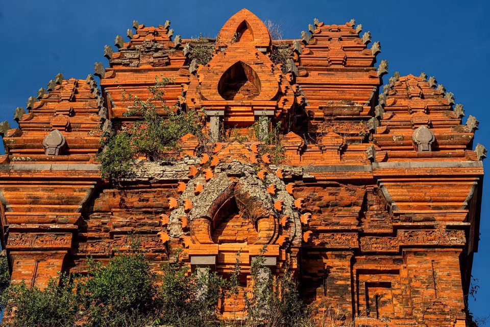 La refinada arquitectura de la torre es testimonio de las técnicas constructivas perdurables y del elevado nivel artístico de los antiguos Cham. Foto: Khanh Hoa – VNA