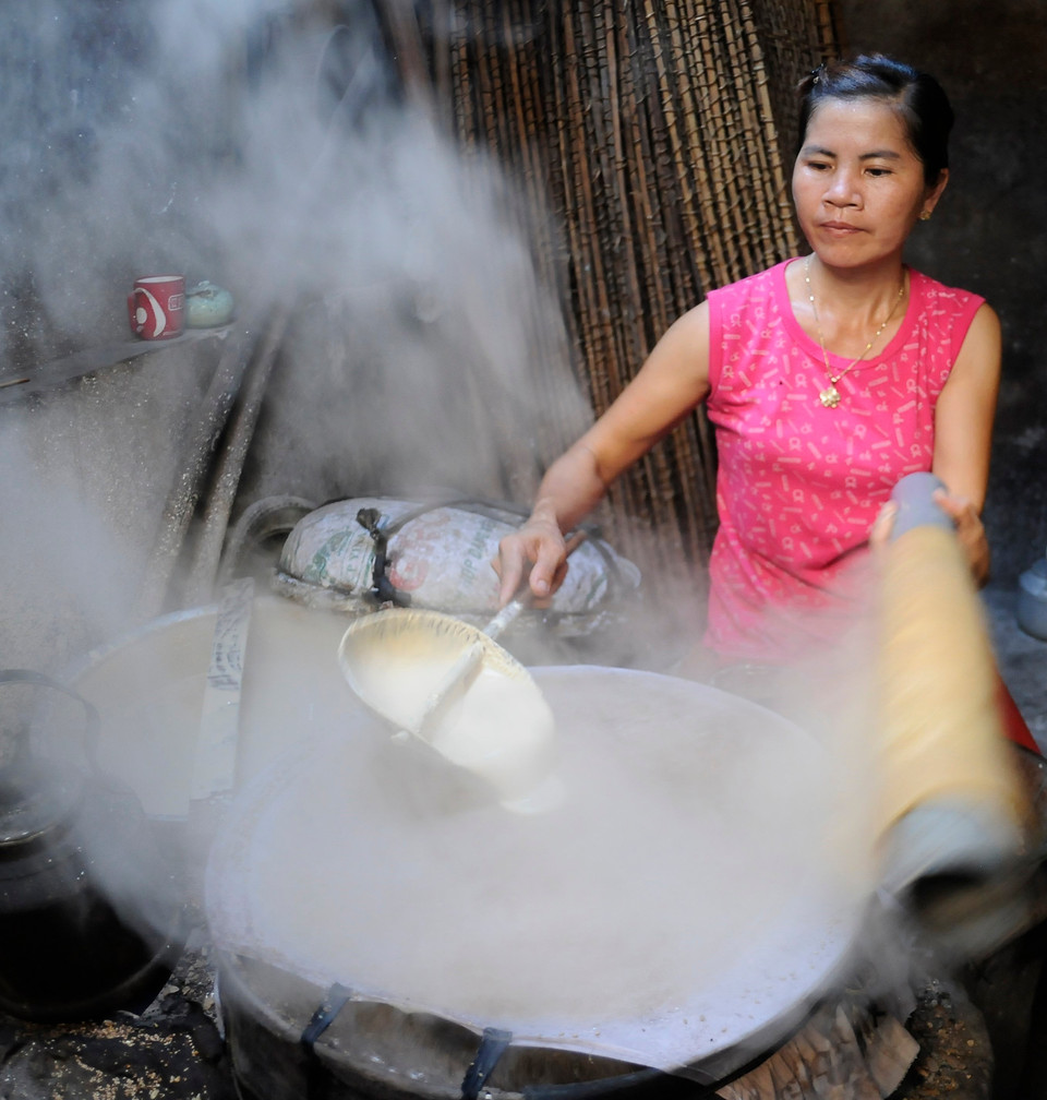 Etapa de estirado de las obleas de arroz para rollitos. Foto: Viet Hung – VNA