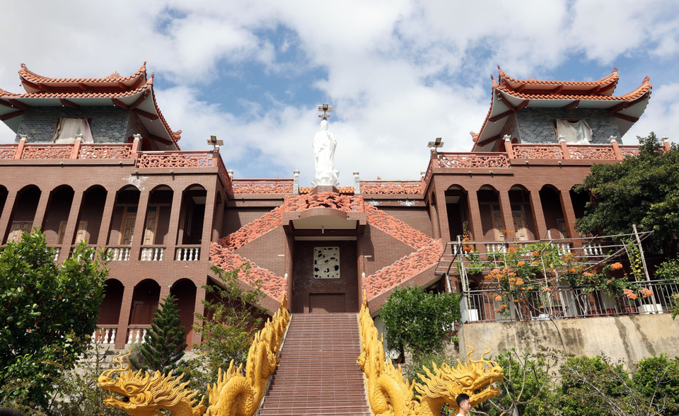 La pagoda antigua Trung Son, situada en una montaña en la comuna de Ninh Hai, posee una arquitectura singular y un paisaje en armonía con la naturaleza. Foto: VNA