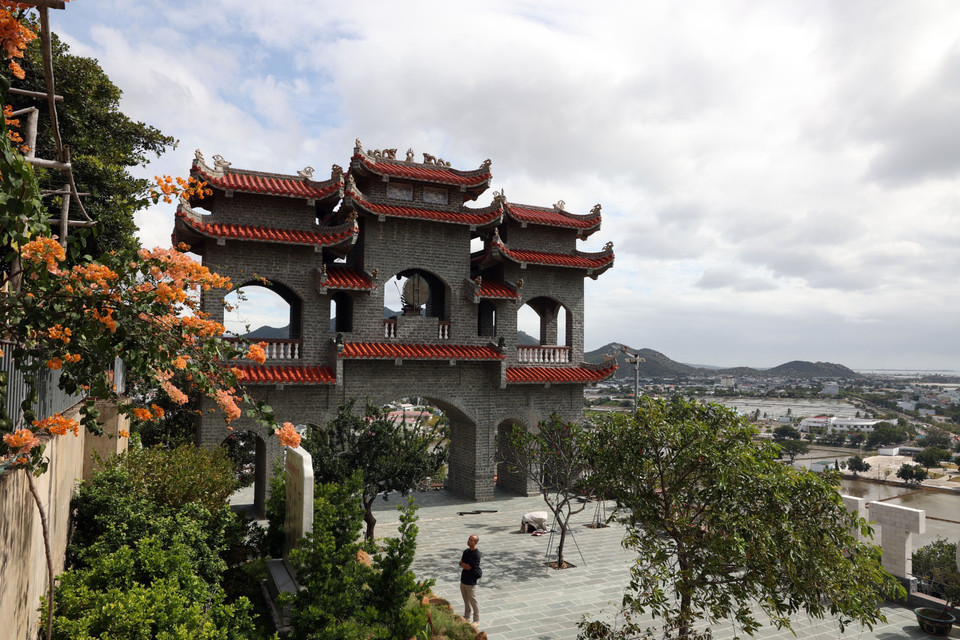 El ambiente sereno de la pagoda antigua Trung Son atrae a los visitantes para recorrerla y rendir culto. Foto: VNA