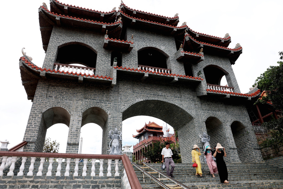 Turistas visitan la pagoda antigua Trung Son, ubicada en una montaña en la comuna de Ninh Hai (Khanh Hoa). Foto: VNA