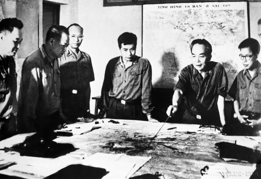 El 14 de abril de 1975, el Buró Político decidió nombrar la campaña de liberación de Saigón – Gia Định como la Campaña Ho Chi Minh, con el lema “Velocidad fulminante, audacia, sorpresa y victoria segura”. En la imagen: El General de Ejército Vo Nguyen Giap y los compañeros de la Comisión Militar Central revisan el plan de combate para la Campaña Ho Chi Minh (abril de 1975). Foto: VNA