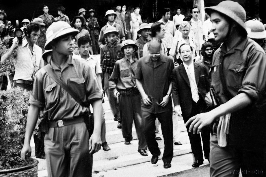 El capitán Pham Xuan The (a la derecha), subcomandante del Regimiento 66, División 304 (Cuerpo de Ejército 2), junto con los combatientes del Ejército de Liberación, escoltan al presidente Duong Van Minh y al primer ministro Vu Van Mau del régimen títere de Saigón hacia la emisora de radio para leer la declaración de rendición incondicional. Foto: VNA