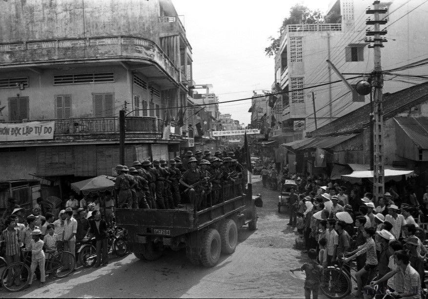Las fuerzas de liberación de la División 304 avanzan por la calle Thi Nghe, entrando en la ciudad de Saigón en la mañana del 30 de abril de 1975. Foto: Quang Khanh – VNA